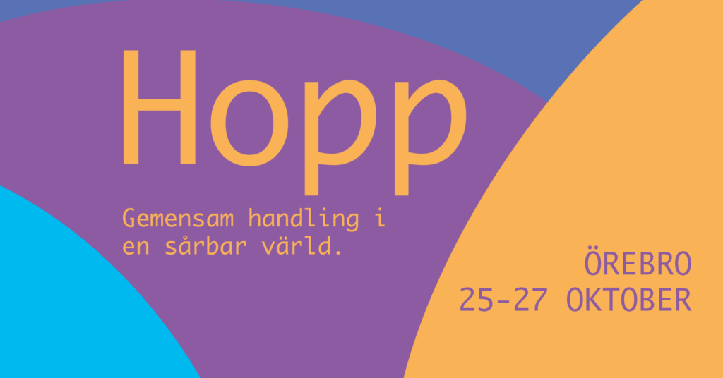 Abstrakt design med text: "Hopp" med stora bokstäver, "Gemensam handling i en sårbar värld" i mindre text, och "ÖREBRO 25-27 OKTOBER" på sidan. Bakgrunden har överlappande färgglada bågar.