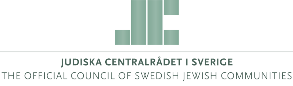 Logotyp för Judiska Centralrådet i Sverige, Sveriges Judiska Kommunernas officiella råd, med stiliserade vertikala linjer ovanför organisationens namn.