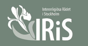 Logotyp för "IRiS" med texten "Interreligiösa Rådet i Stockholm" i vitt på grön bakgrund. En abstrakt vit irisblomma är inkorporerad i designen, som symboliserar det interreligiösa rådet.