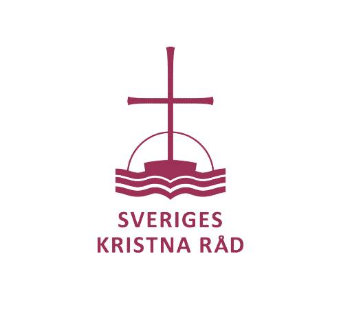 Bilden visar logotypen för Sveriges Kristna Råd. Den har ett rödbrun kors ovanför en stiliserad båt med vågor.