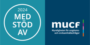 Bilden har en delad bakgrund: till vänster en kricka cirkel med texten "2024 MED STÖD AV" i vitt; till höger, MUCF-loggan, med "myndigheten för ungdoms- och civilsamhällesfrågor" nedan och tre vertikala streck i blått, rosa och grönt.