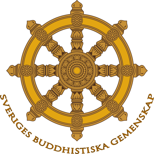 Bilden har en guld-Dharmachakra med åtta ekrar, en traditionell buddhistisk symbol, omgiven av invecklade mönster. Under hjulet står skrivet "Sveriges Buddhistiska Gemenskap"