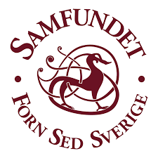 Rödbrun logotyp med en stiliserad fågel med krusad svans och vingar, omgiven av texten "Samfundet Forn Sed Sverige.