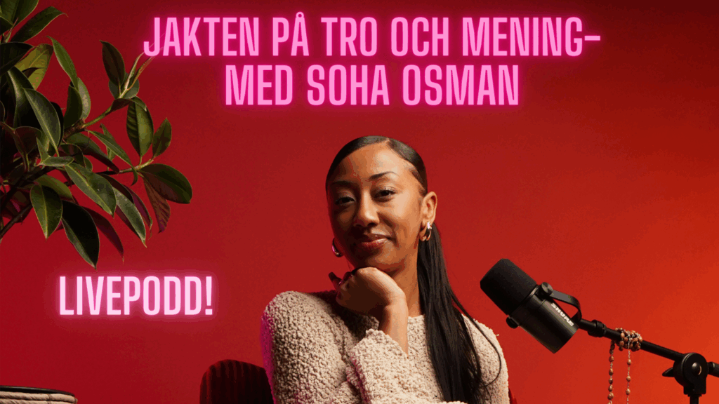 En kvinna sitter i en stol med en mic framför sig och röd vägg i bakgrunden. Hon ler.