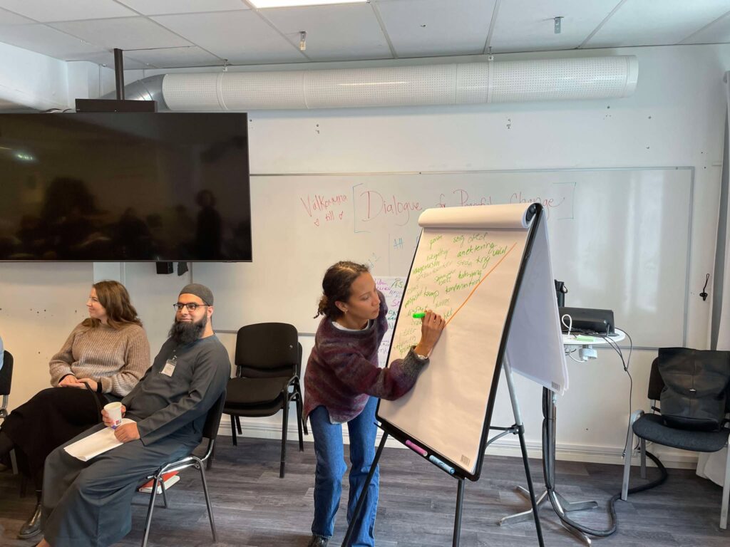 Deltagare och föreläsare under utbildningen Dialogue for Peaceful Change (DPC).